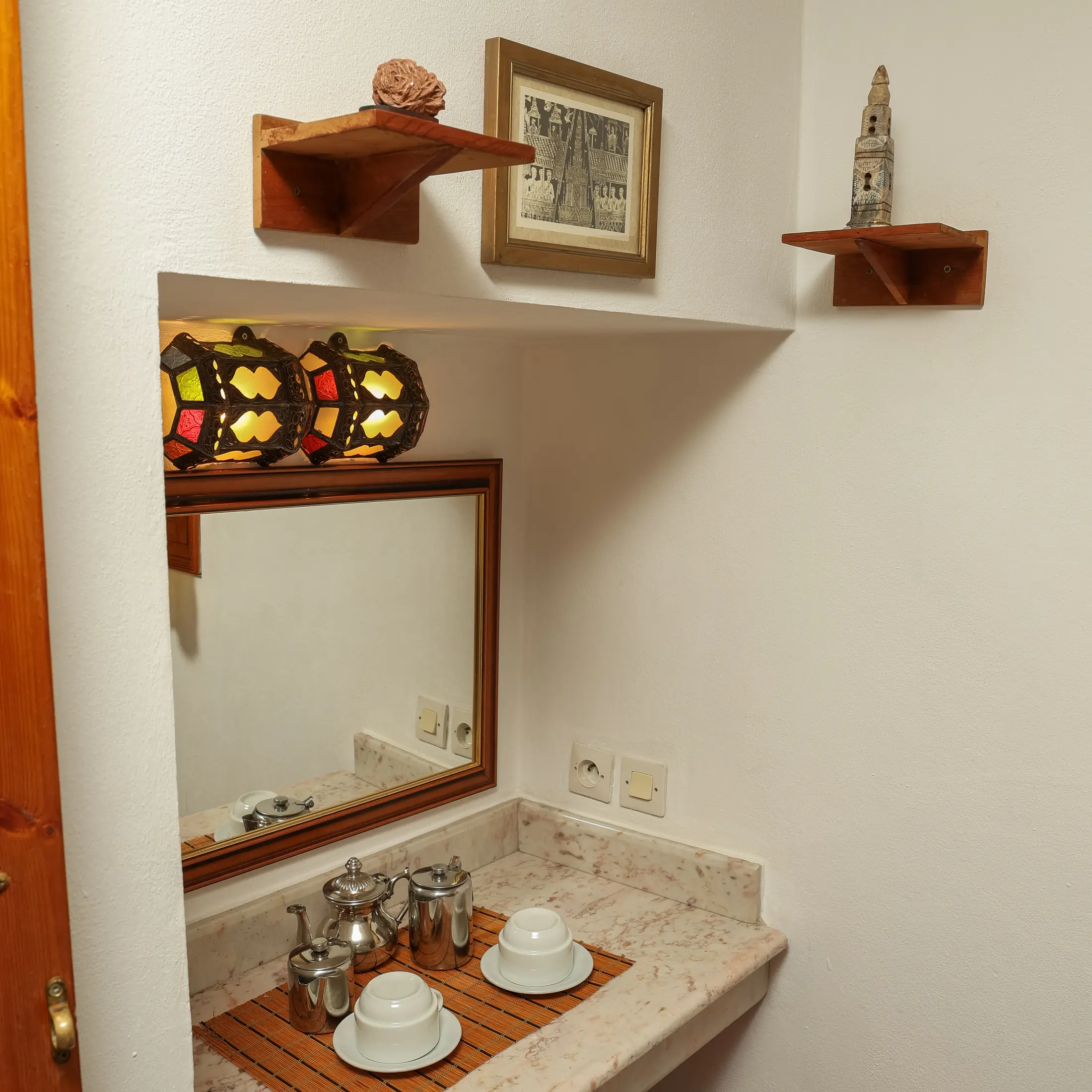Tea tray and carved mirror on the Jasmin Room’s shelf
